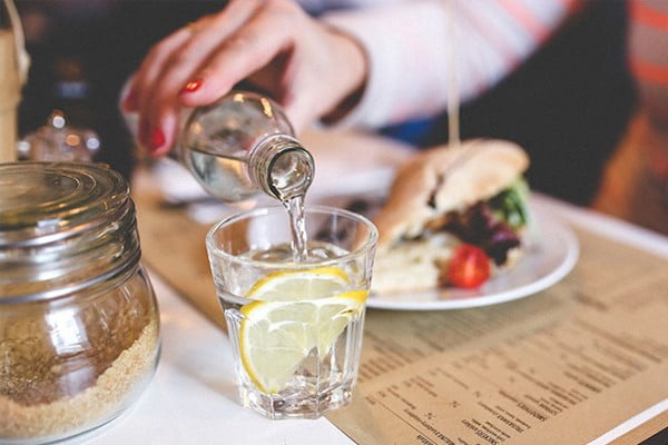 آیا آب خوردن وسط غذا باعث چاقی می شود؟