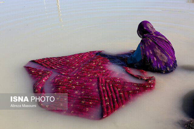 تسریع روند تخلیه آب از منازل سیل‌زدگان و توزیع اقلام غذایی