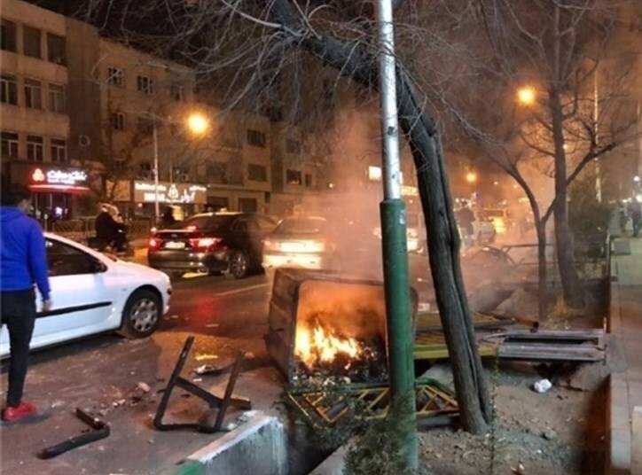 روایت مدافع امنیت از تلاش برای زنده‌سوزی یک خانم توسط اغتشاشگران - خبرگزاری مهر | اخبار ایران و جهان