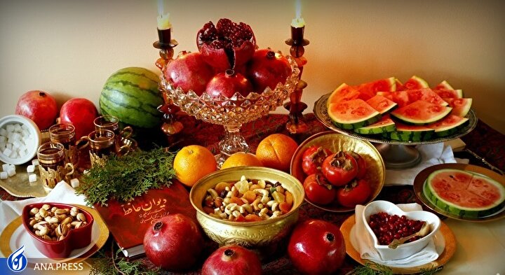 فلسفه توجه به هندوانه، فال حافظ و آجیل در شب یلدا چیست؟