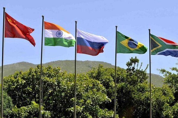 دنیای اقتصاد: از پیوستن ایران به بریکس آبی برای زندگی و کسب‌وکار مردم گرم نمی‌شود