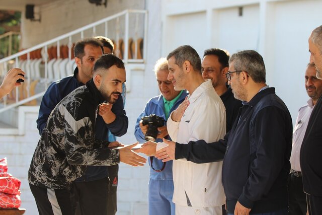 نائب‌قهرمان لیگ جهانی کاراته مدال خود را به فرزند شهید اهداء کرد