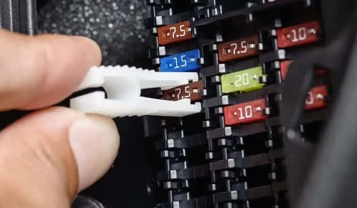 علت سوختن فیوز کنار باطری پراید