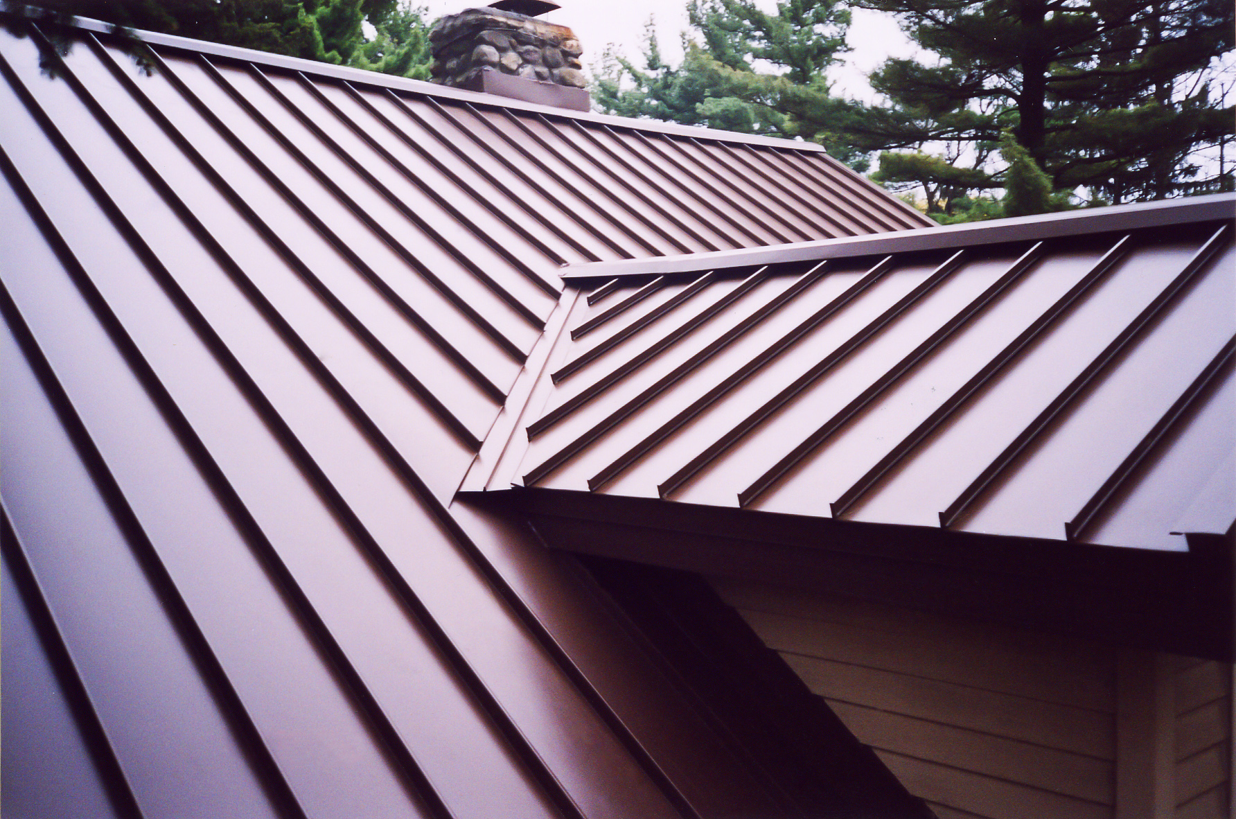 Advantages and disadvantages of the implementation of the gable roof
