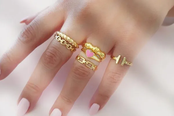 تغییر سایز انگشتر در خانه یا توسط طلا فروش، کدامیک به صرفه تر است؟