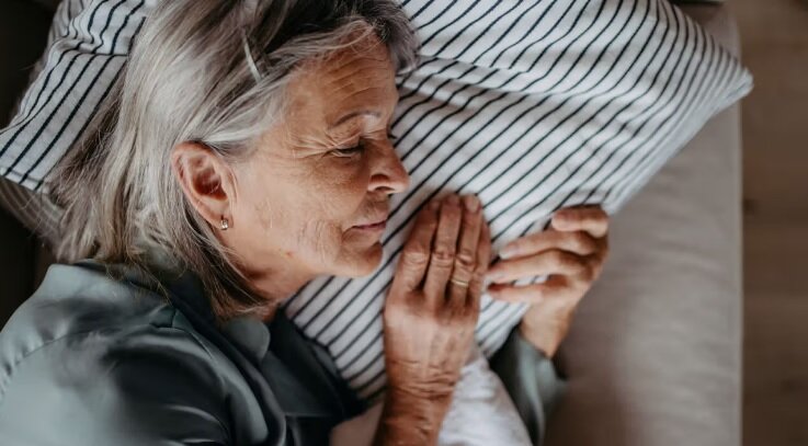 ۱۰ دلیل برای بی خوابی در زنان | یک زن چقدر به خواب نیاز دارد؟