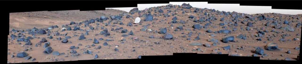 کشف یک تخته سنگ سفید بیگانه در مریخ / عکس