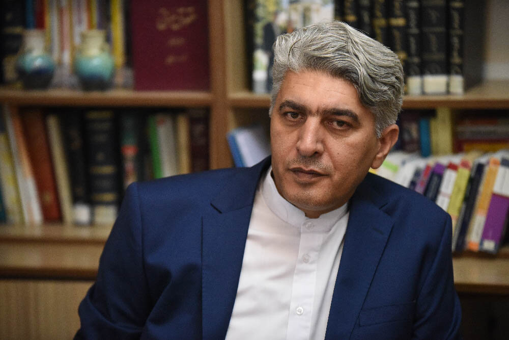 مگر این اشخاص، مفاخر ایرانی نیستند؟