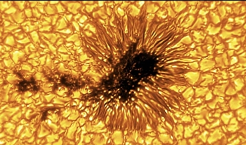 بزرگترین تلسکوپ خورشیدی لکه‌ای به اندازه قاره ثبت کرد!