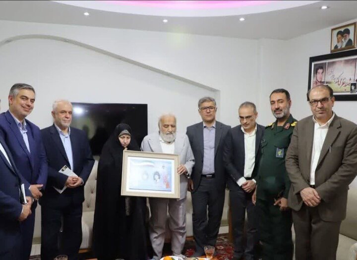 شهدا و ایثارگران چشم و چراغ ملت هستند