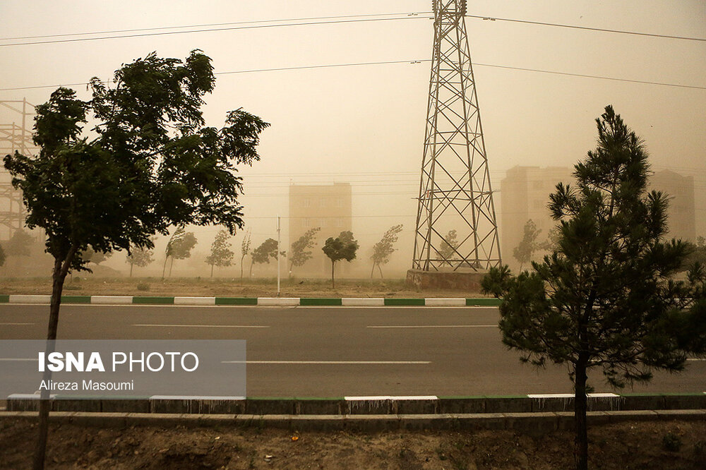 خطر سقوط اجسام و برق‌گرفتگی در طوفان جدی است