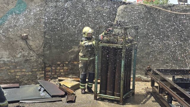 اطفای حریق بازار آهن/ شعله‌ور شدن سیلندرهای گاز ۳ مصدوم برجای گذاشت